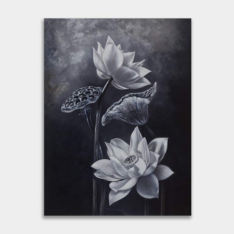 黒い背景に白い蓮の花を美しく表現した絵
