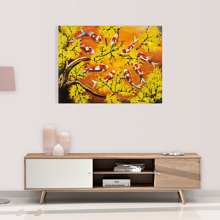 梅の木と九匹の鯉が描かれた絵をインテリアにした例